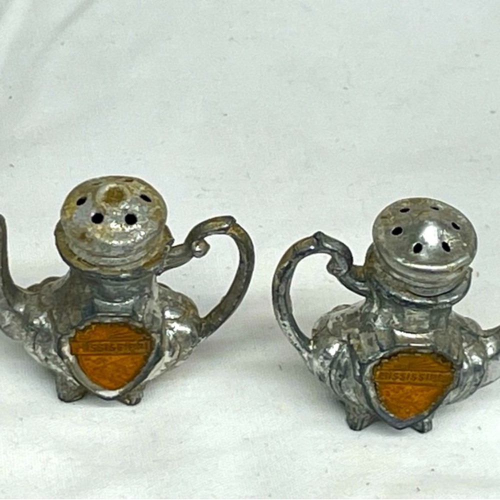 Vintage Mississippi silver plate tea pot salt and pepper shakers sz 2x2.